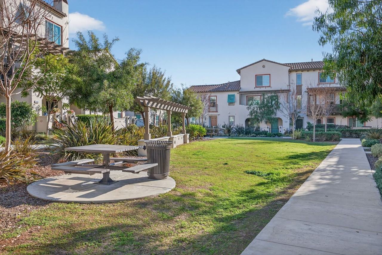 374 Serra St - Photo 4 of 50