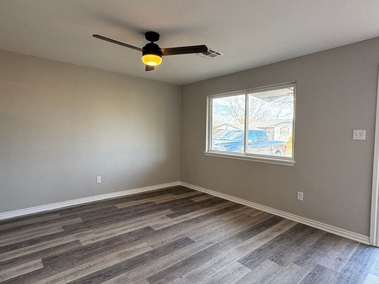 414 Nw 54th St - Photo 2 of 10