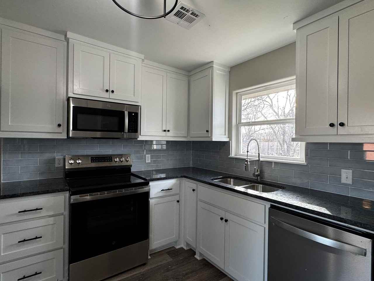 414 Nw 54th St - Photo 4 of 10