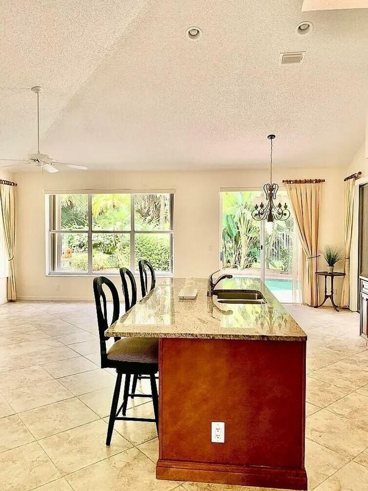 9119 Baybury Ln - Photo 3 of 16