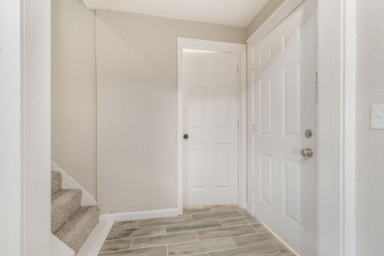 110 N Forest St - Photo 2 of 17