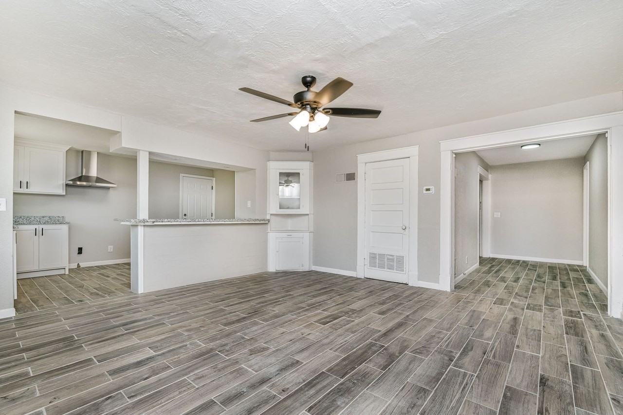 110 N Forest St - Photo 3 of 17