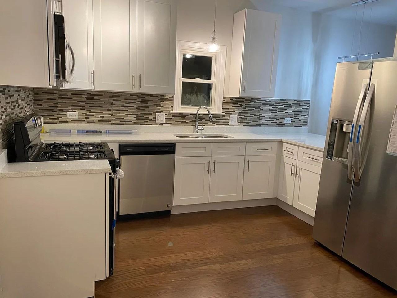 1034 Lathrop Ave - Photo 4 of 15