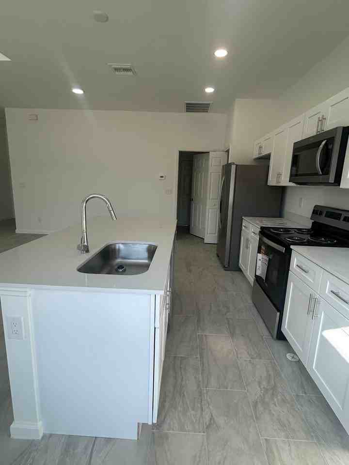 1093 Breckinridge Ave - Photo 3 of 37