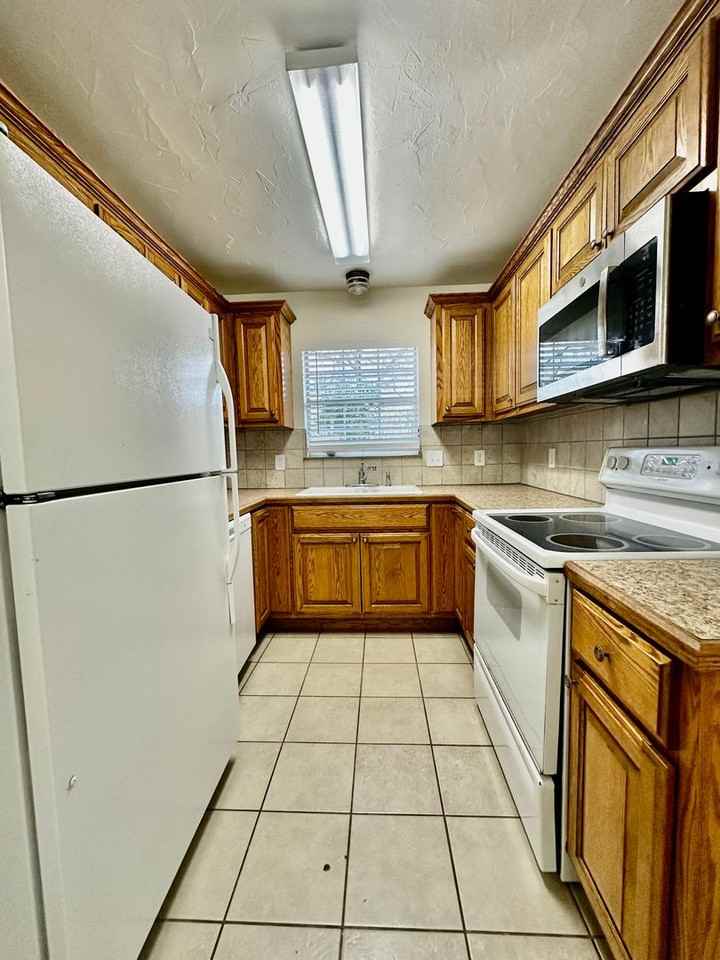 308 Center Ave - Photo 2 of 8