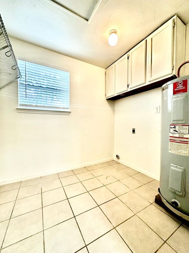 308 Center Ave - Photo 7 of 8