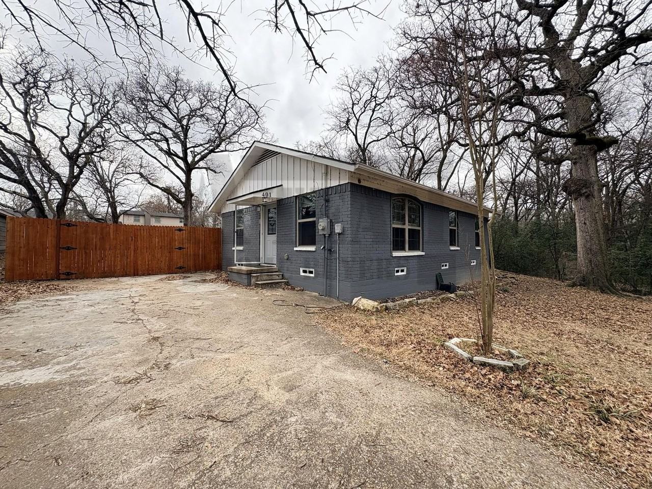 401 Forest Ln - Photo 2 of 18