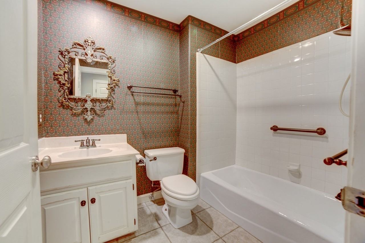 8208 S Delaware Pl - Photo 5 of 28