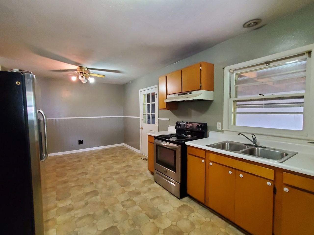 1850 Dewsberry Dr - Photo 3 of 18