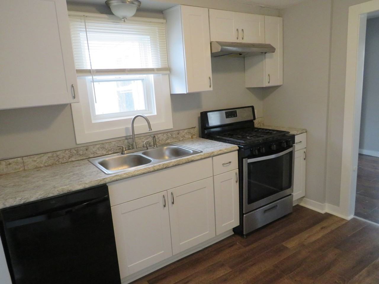 3325 Lillie St - Photo 4 of 14