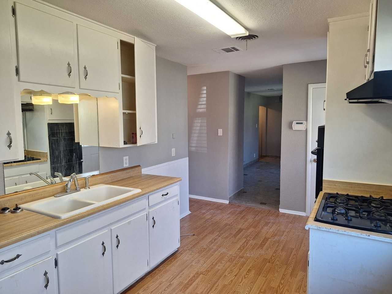 740 Thomas Ave - Photo 2 of 15