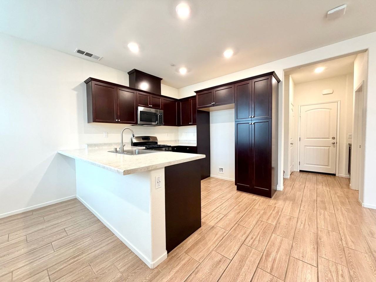 30387 Town Square Dr - Photo 6 of 29