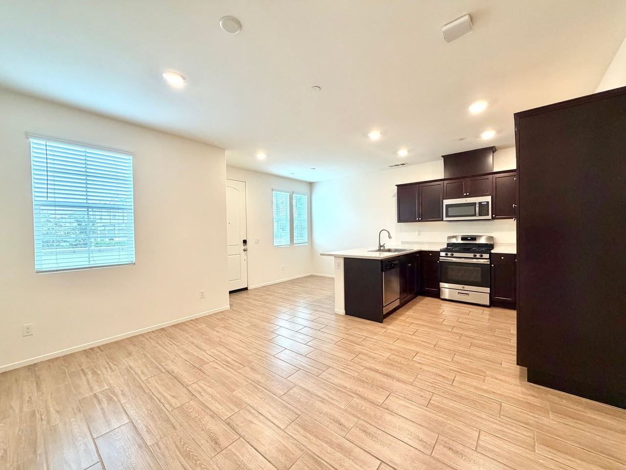 30387 Town Square Dr - Photo 7 of 29