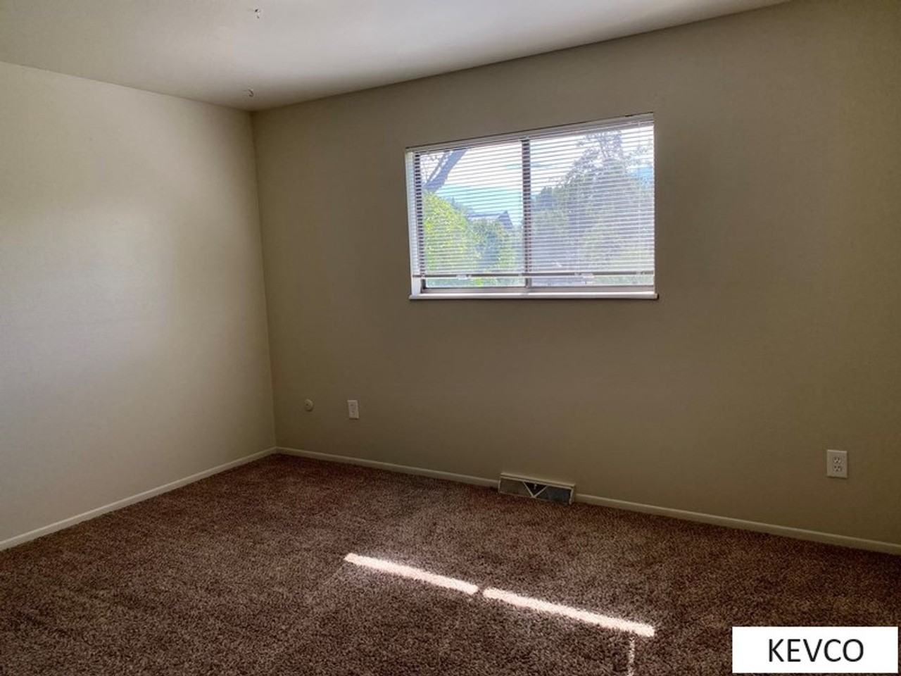 2554 Newport Dr - Photo 7 of 20