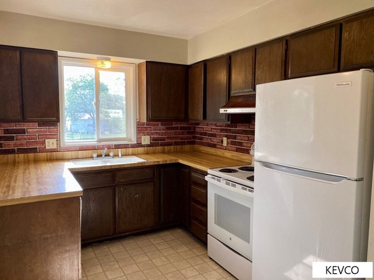 924 Timber Ln - Photo 2 of 26