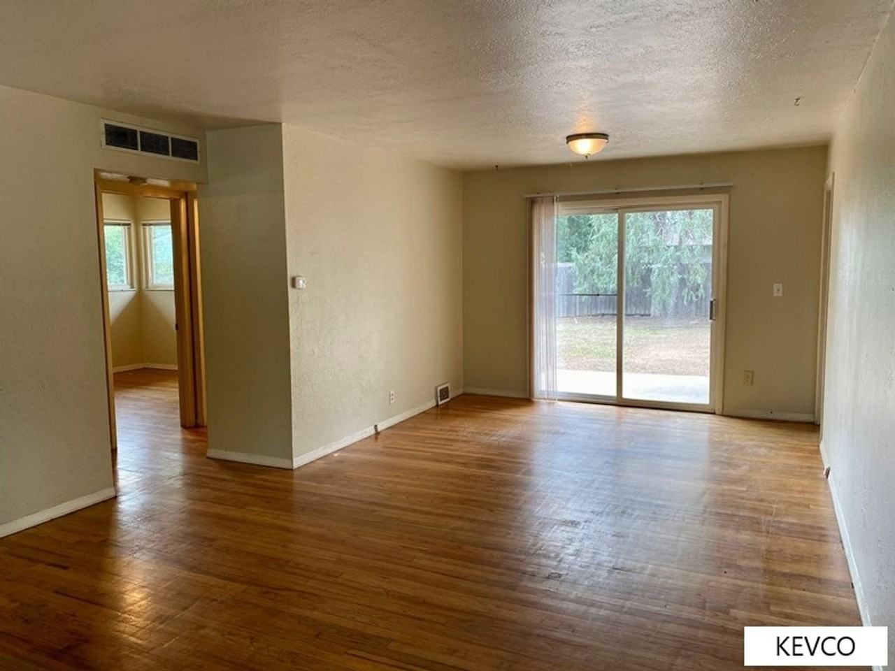 1025 W Mulberry St - Photo 3 of 17