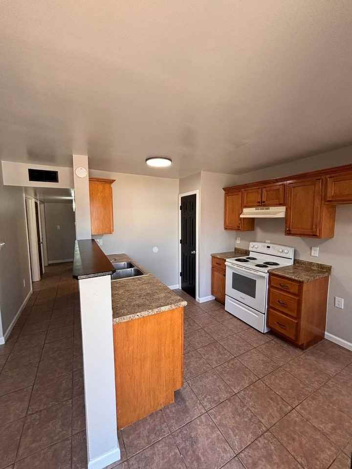 2102 Clark St - Photo 5 of 11