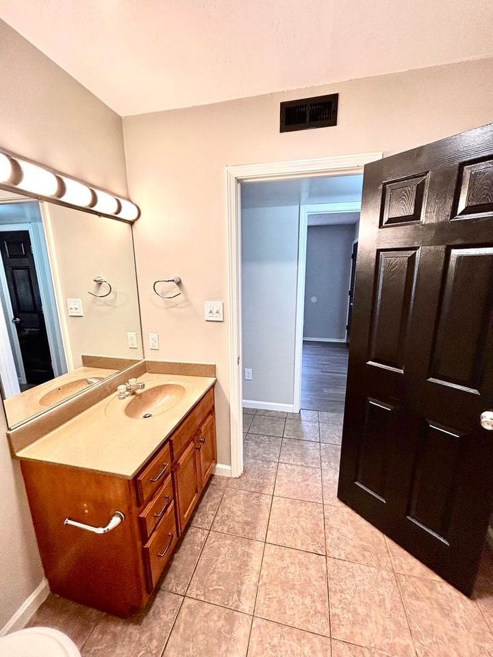 2102 Clark St - Photo 6 of 11