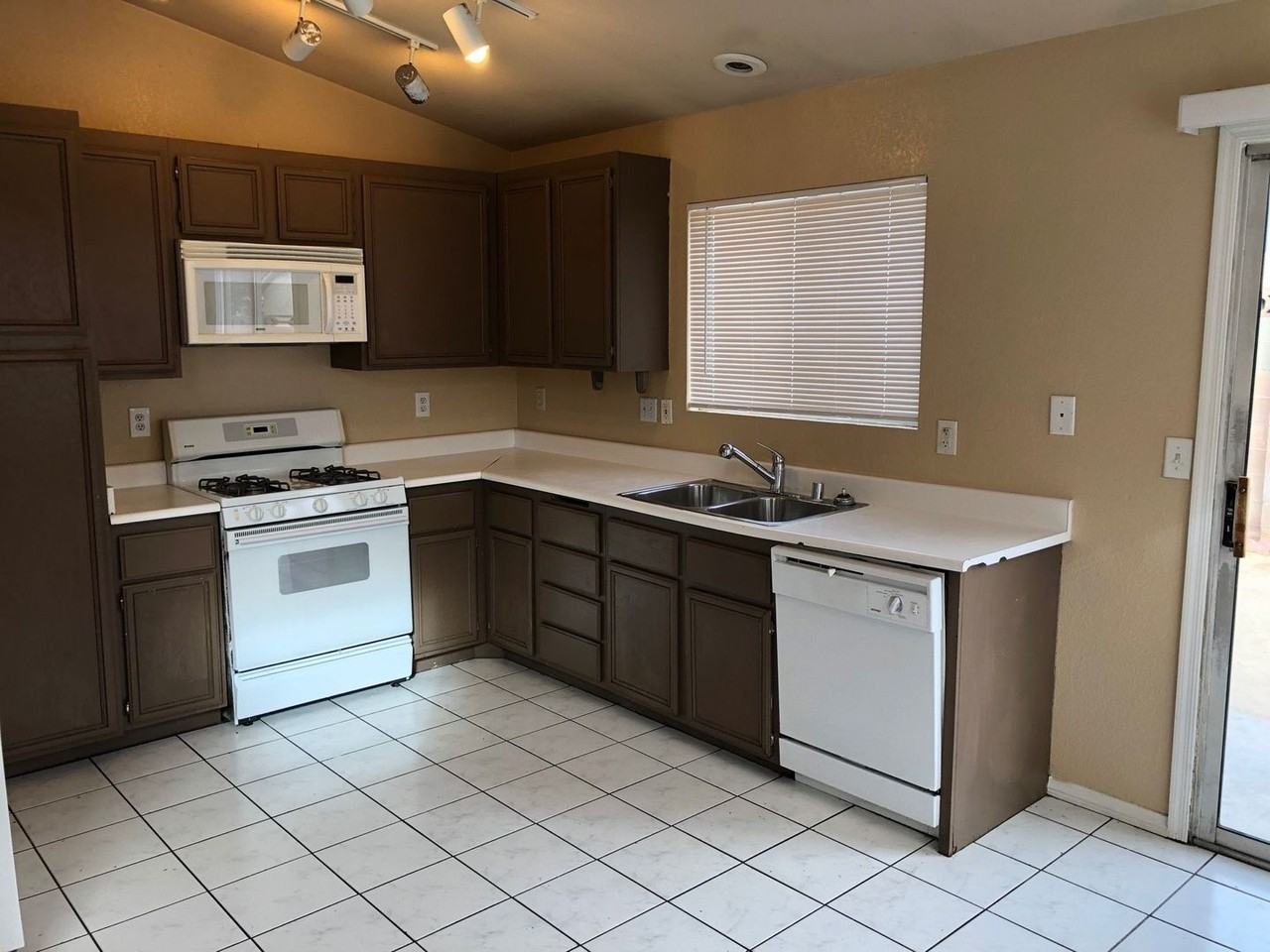 1728 Windchime Dr - Photo 3 of 13