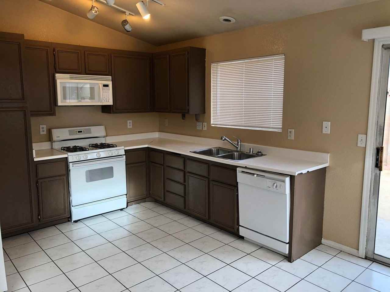 1728 Windchime Dr - Photo 4 of 13