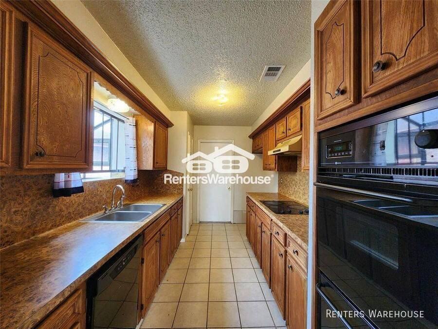 9607 Hanford St - Photo 6 of 15