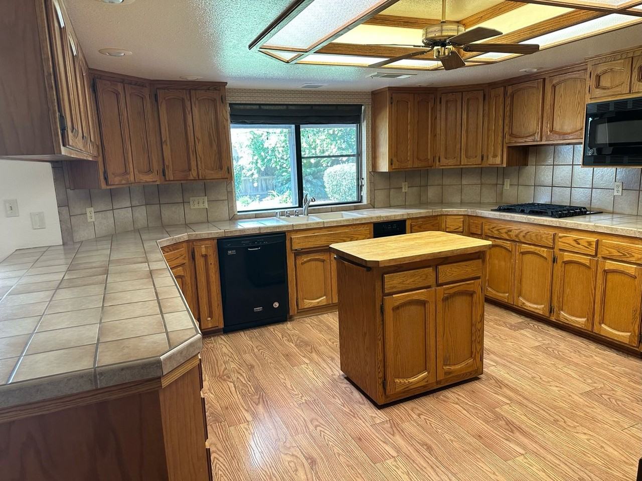 475 E Mercedes St - Photo 3 of 50