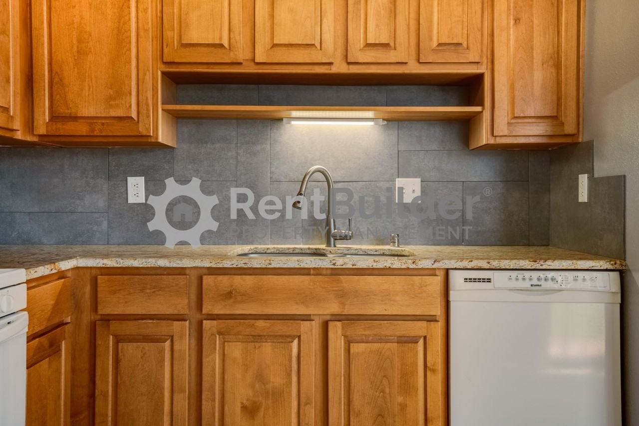 1272 Rosemont Ave Nw - Photo 4 of 25