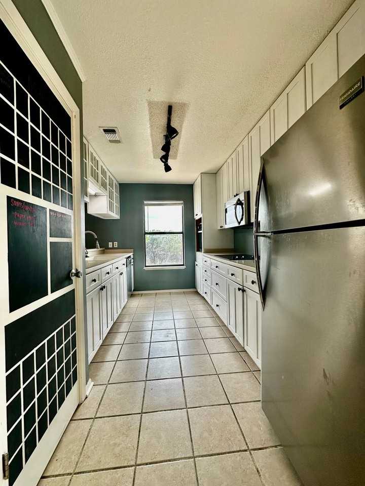 804 Olympic Dr - Photo 4 of 12