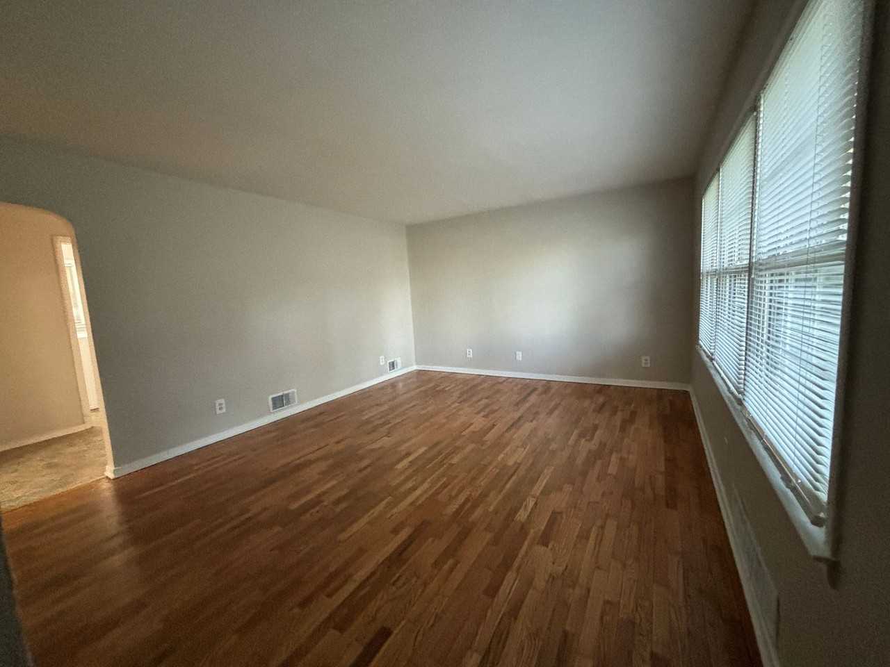 405 Cline St - Photo 5 of 11