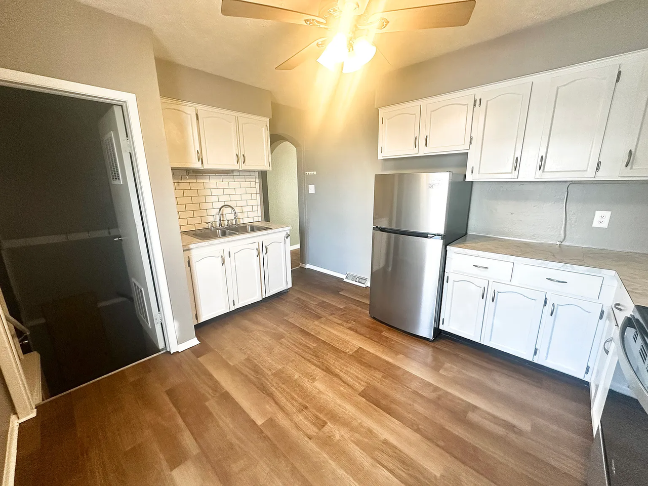 6110 Pratt St - Photo 5 of 13