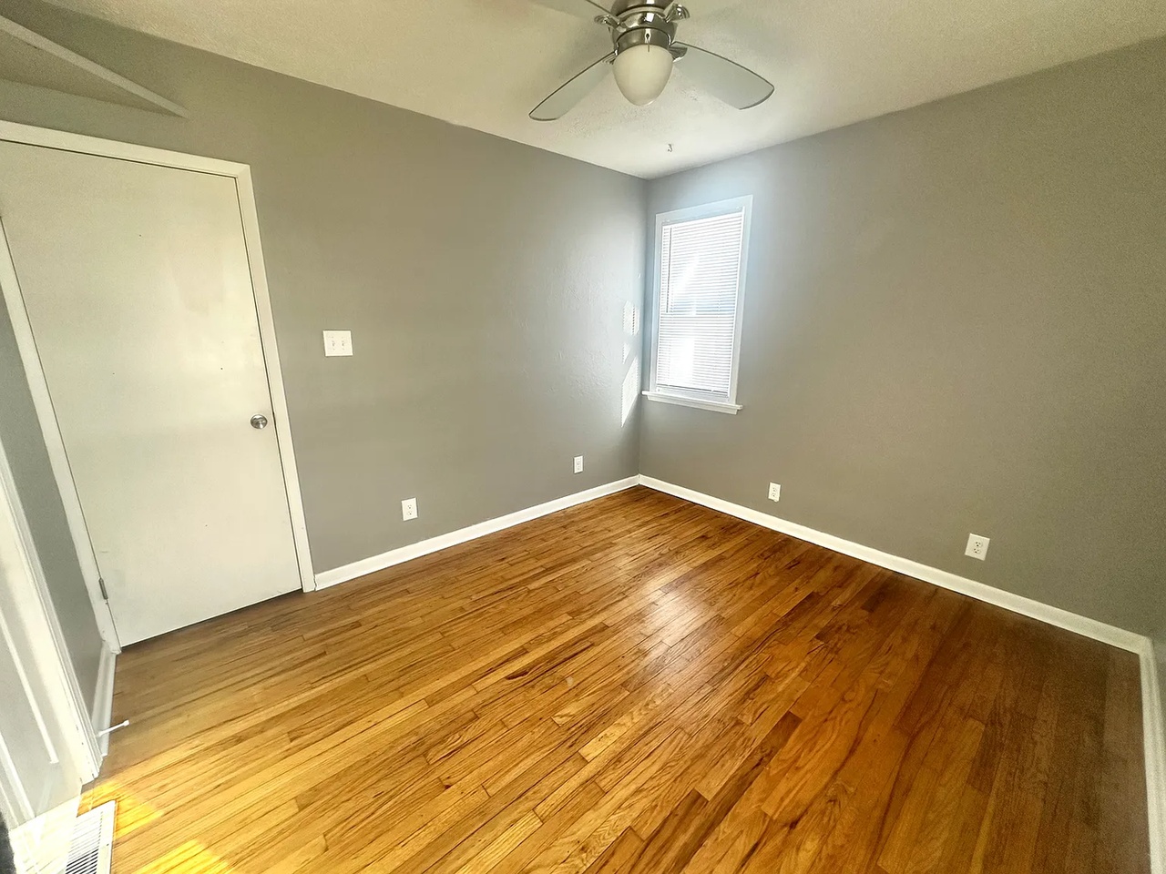 6110 Pratt St - Photo 6 of 13