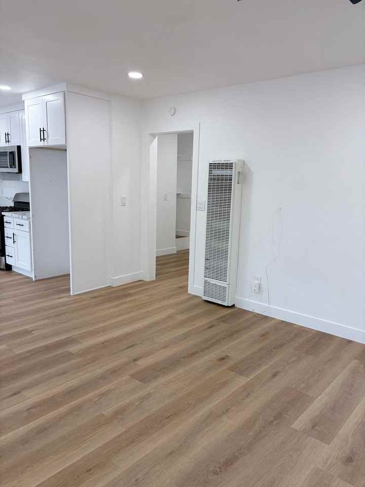 8223 S Main St - Photo 2 of 19