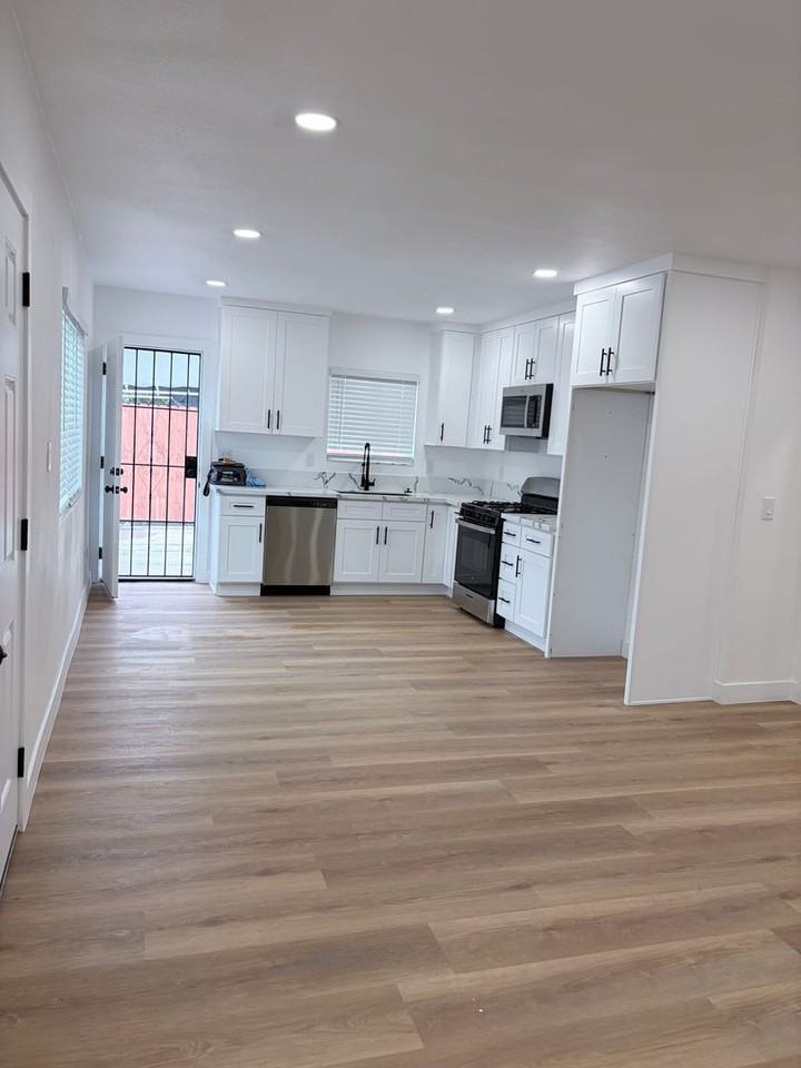 8223 S Main St - Photo 3 of 19