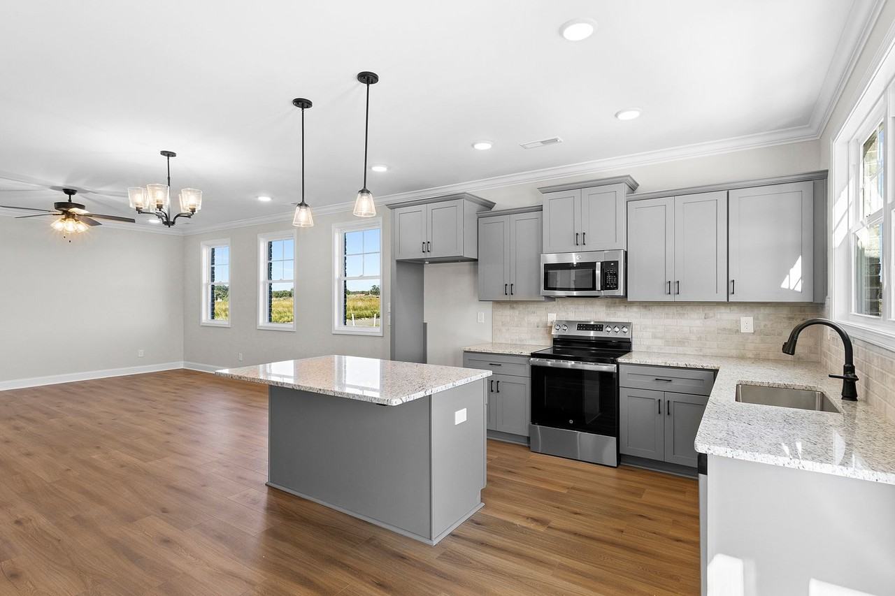 241 Susan Lynn Dr - Photo 2 of 7