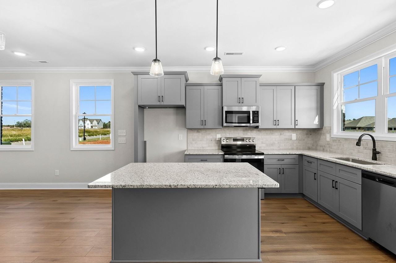 241 Susan Lynn Dr - Photo 5 of 7