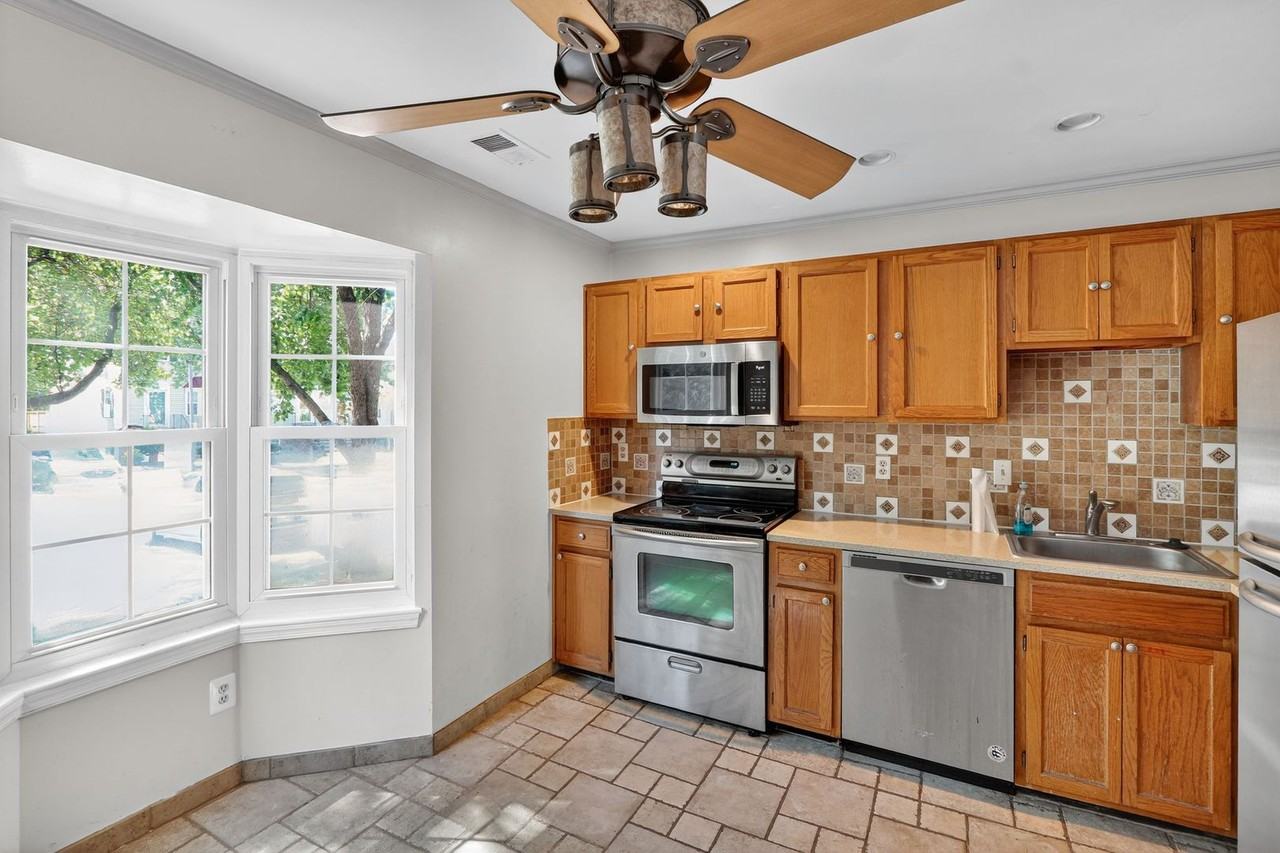 16329 Taconic Cir - Photo 2 of 21