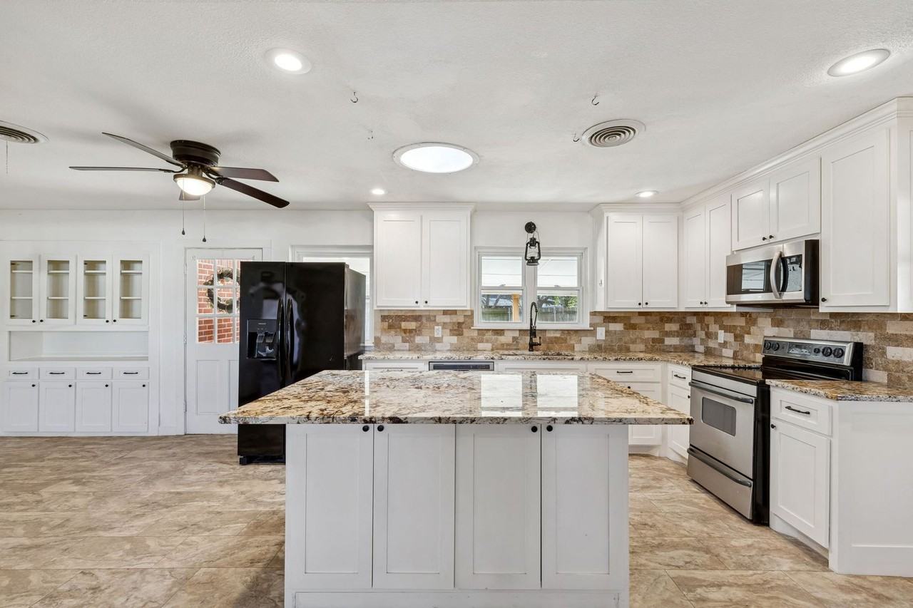 5404 Ira St - Photo 2 of 11