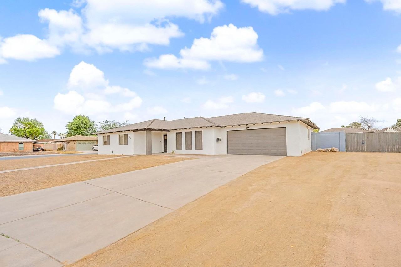 2037 E Riviera Dr - Photo 2 of 50