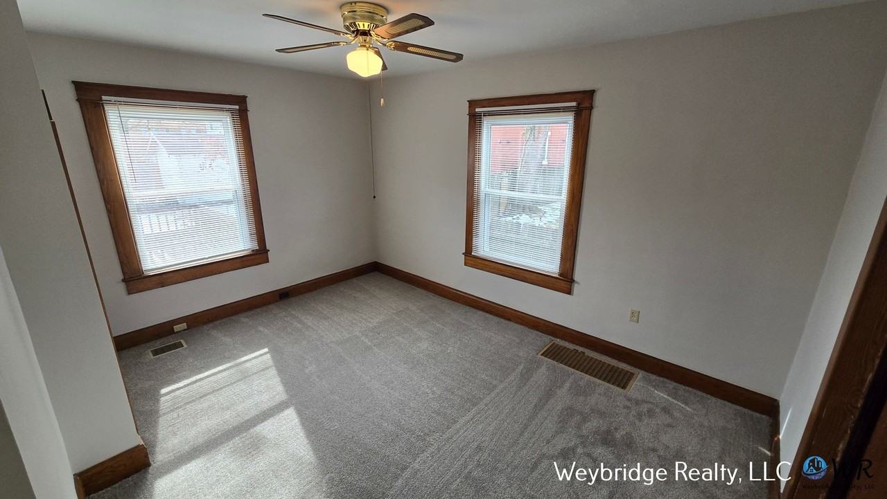 2409 Kenilworth Ave - Photo 3 of 16