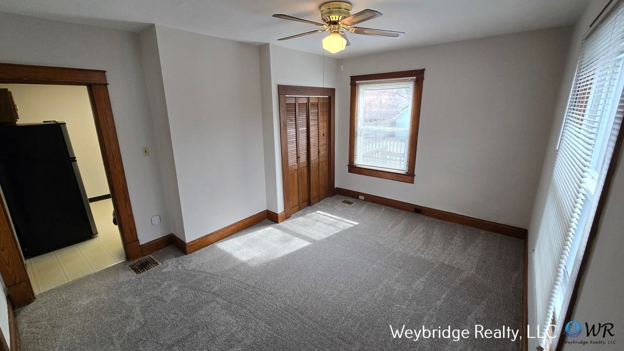 2409 Kenilworth Ave - Photo 4 of 16