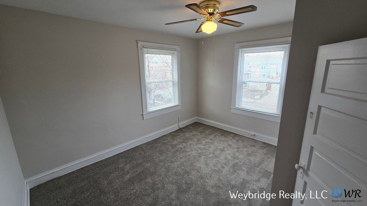 2409 Kenilworth Ave - Photo 5 of 16