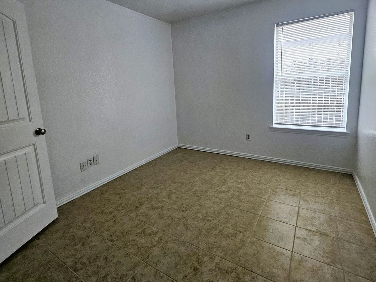 3108 Lincoln Ave - Photo 4 of 18