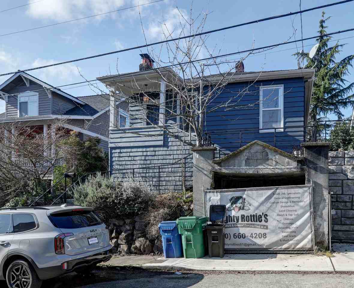 305 Dewey Pl E - Photo 2 of 26