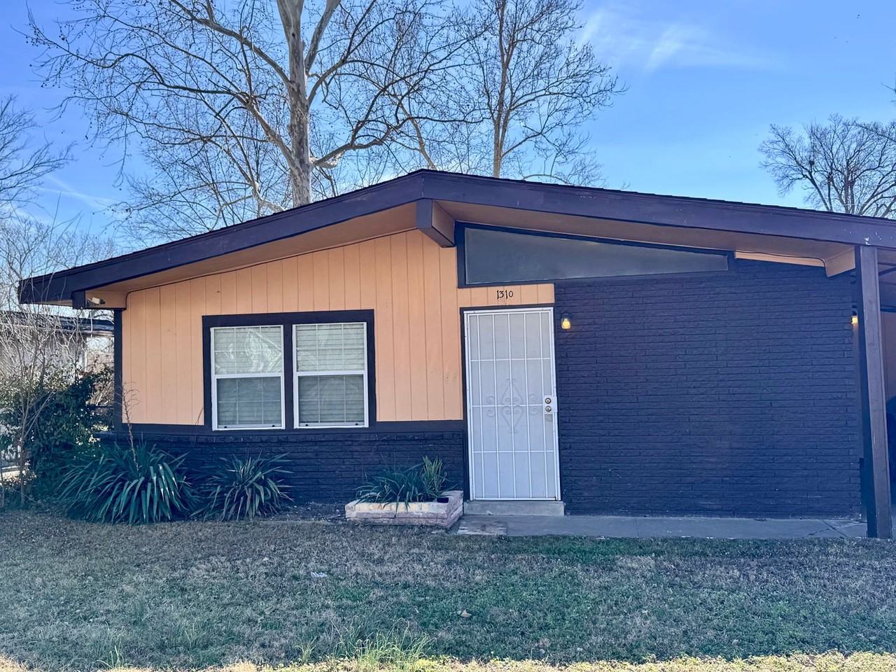 1310 E 52nd St N - Photo 2 of 15