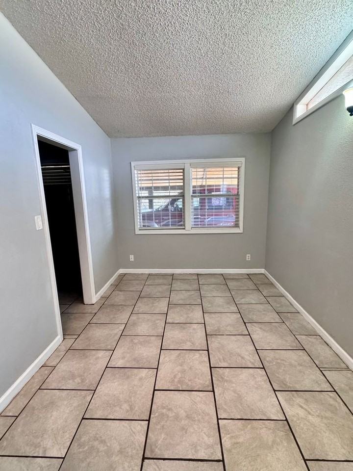 1310 E 52nd St N - Photo 3 of 15