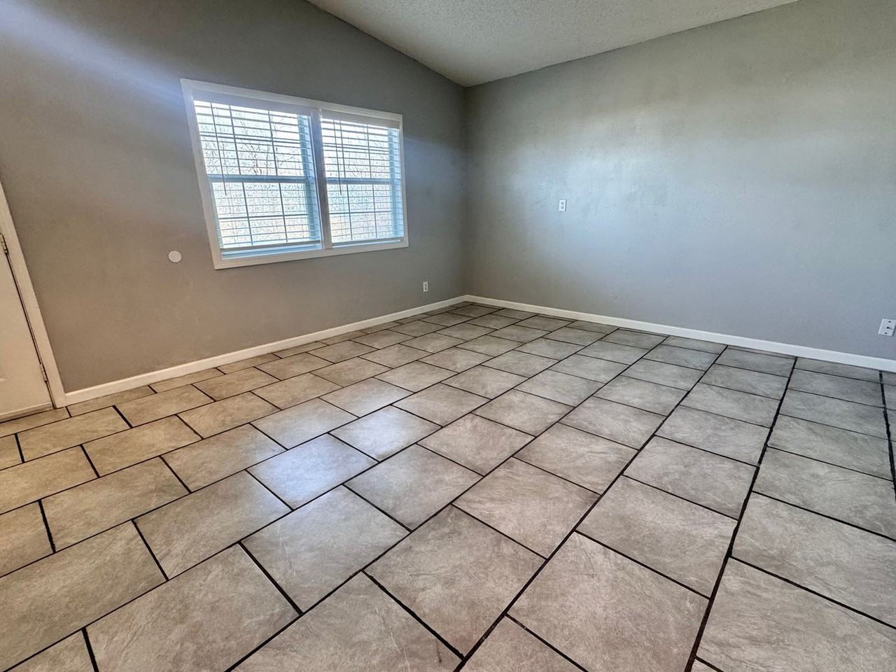 1310 E 52nd St N - Photo 4 of 15