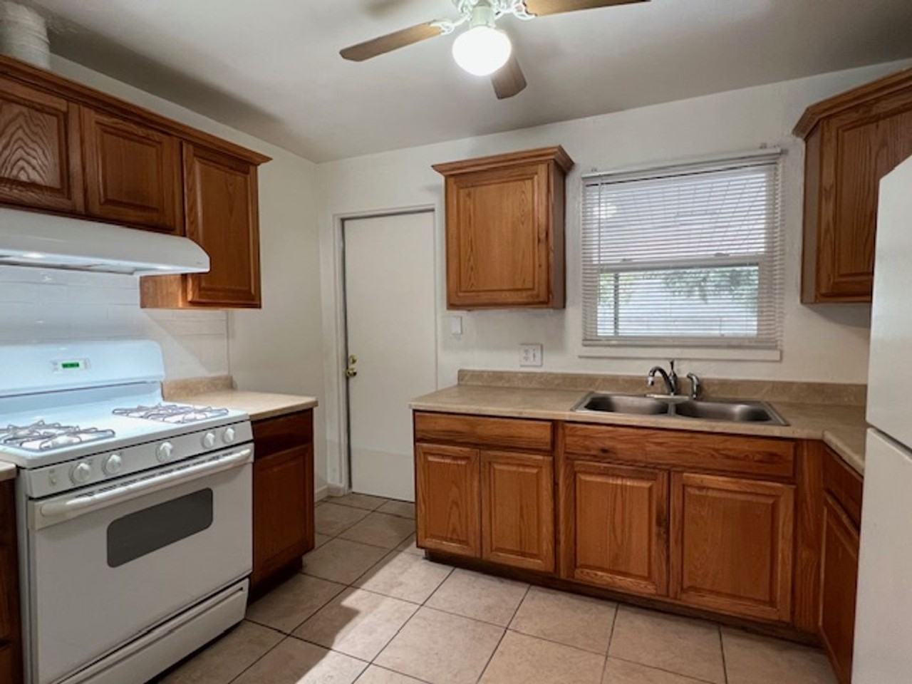 2512 Edwards Ave - Photo 5 of 24