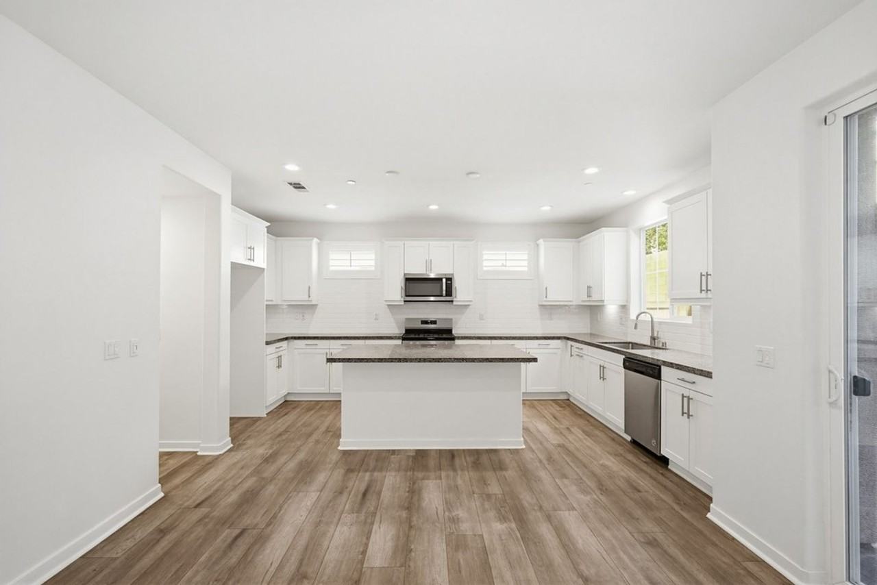 7004 Silverado St - Photo 4 of 40