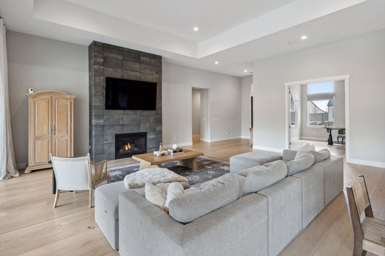 3036 Feathertop Dr - Photo 2 of 25