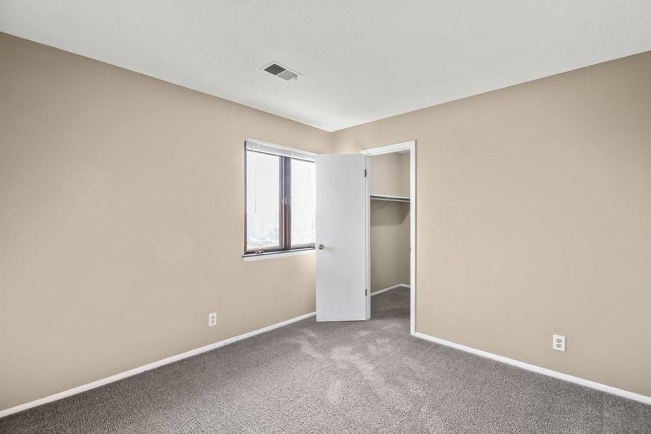 Stratford Arms Apartments - Photo 3 of 12